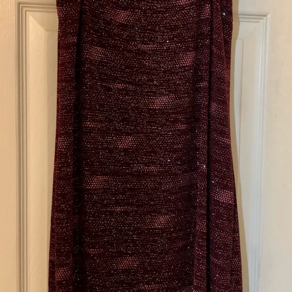 Sparkling maroon colored form fitting dress. - Picture 3 of 4